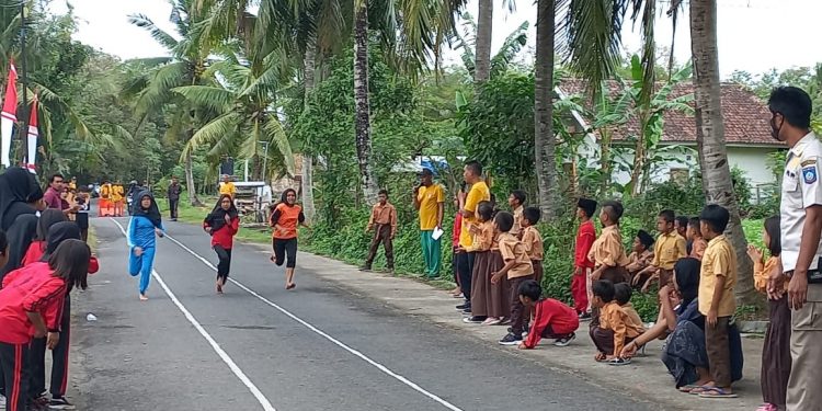 Sambut HUT RI Ke-77, Mahasiswa KKN Kelompok 5 UPATMA Gelar Lomba Lari ...